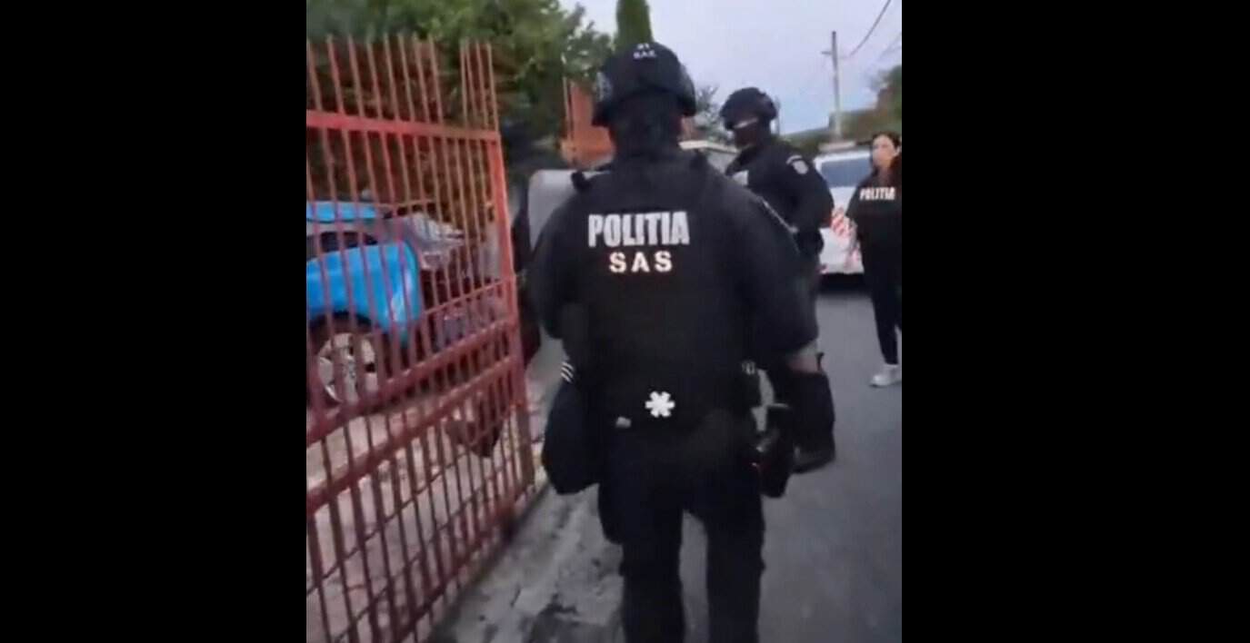 VIDEO: Doi proxeneți din Câmpina au fost săltați de mascați și arestați VIDEO: Doi proxeneți din Câmpina au fost săltați de mascați și arestați