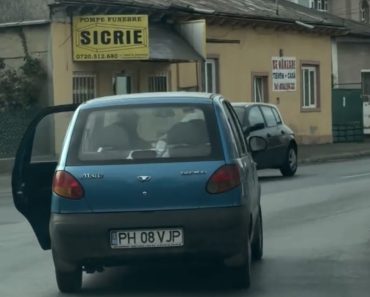 Șofer surprins în Ploiești circulând cu ușa deschisă / VIDEO Șofer surprins în Ploiești circulând cu ușa deschisă / VIDEO