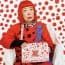 A murit „regina bulinelor”. Yayoi Kusama, care a colaborat și cu Louis Vuitton, avea 97 de ani