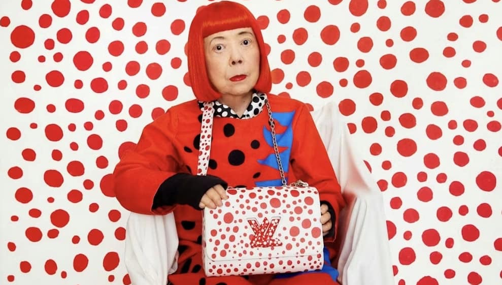A murit „regina bulinelor”. Yayoi Kusama, care a colaborat și cu Louis Vuitton, avea 97 de ani