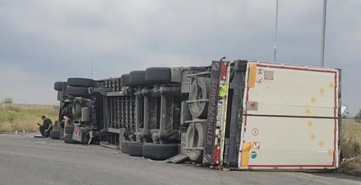 TIR răsturnat în giratoriul de la ieșirea din Ploiești spre Jumbo