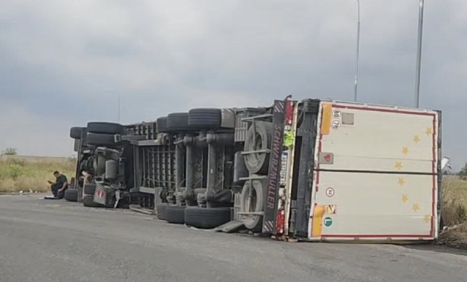 TIR răsturnat în giratoriul de la ieșirea din Ploiești spre Jumbo