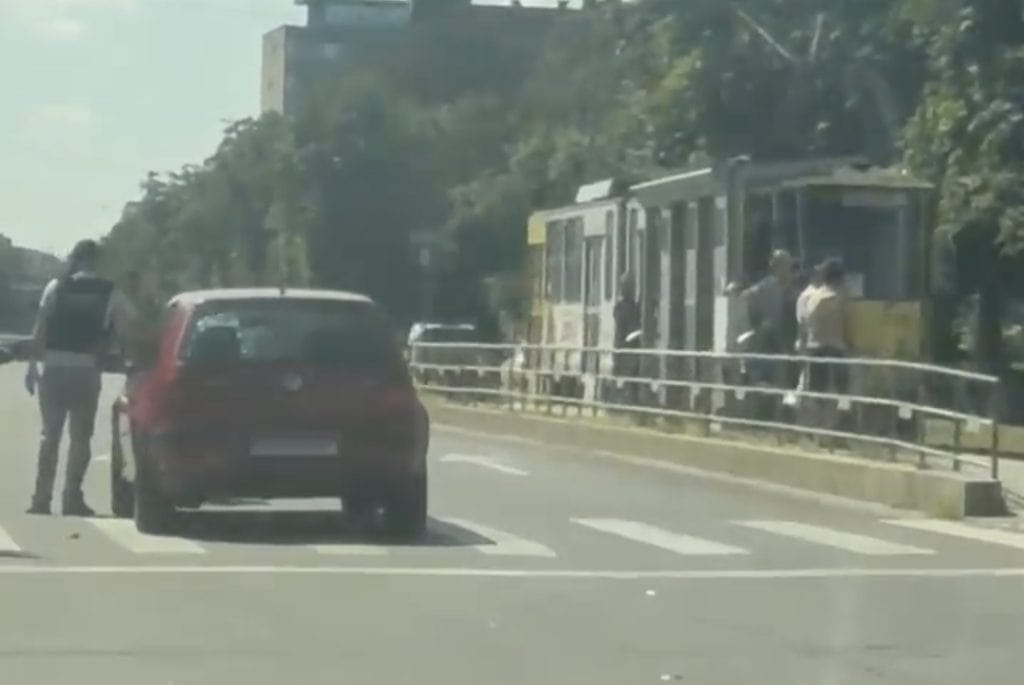 Pieton lovit de o mașină pe trecerea de pietoni, în Ploiești. Trafic îngreunat pe strada Democrației
