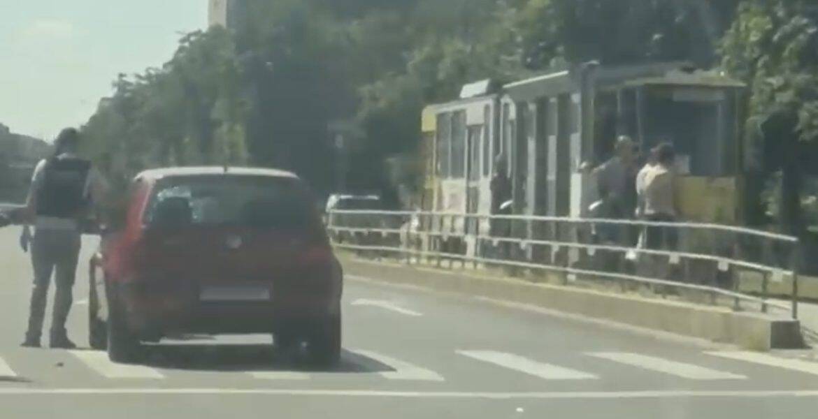 Pieton lovit de o mașină pe trecerea de pietoni, în Ploiești. Trafic îngreunat pe strada Democrației