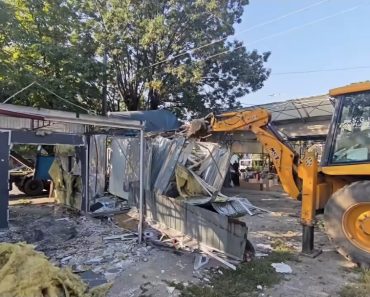 Mihai Polițeanu continuă demolările la Gara de Sud: „Cașcarabete insalubre” Mihai Polițeanu continuă demolările la Gara de Sud: „Cașcarabete insalubre”