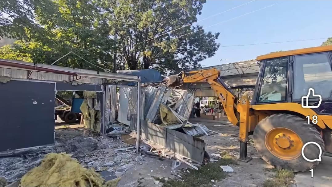Mihai Polițeanu continuă demolările la Gara de Sud: „Cașcarabete insalubre” Mihai Polițeanu continuă demolările la Gara de Sud: „Cașcarabete insalubre”