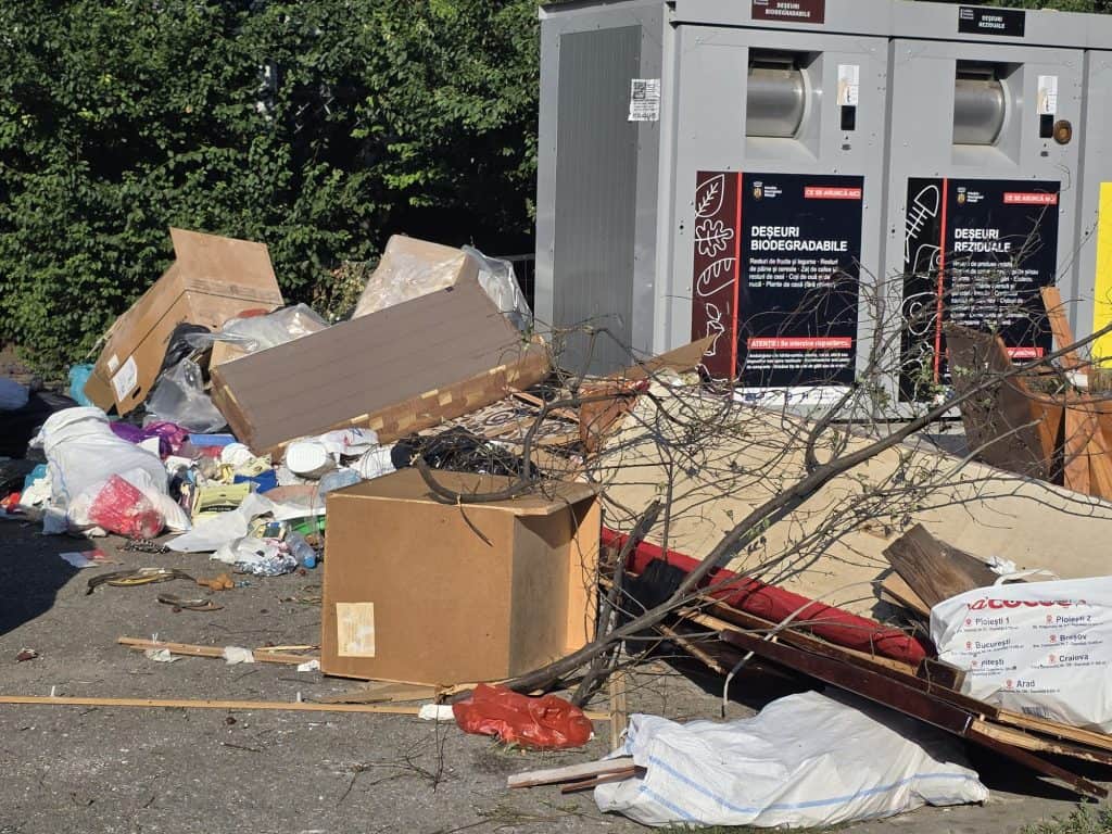 Peisaj apocaliptic la Ploiești. Strada Păstorilor: Gunoaie fermentate la soare, muscărie, focar de infecție!