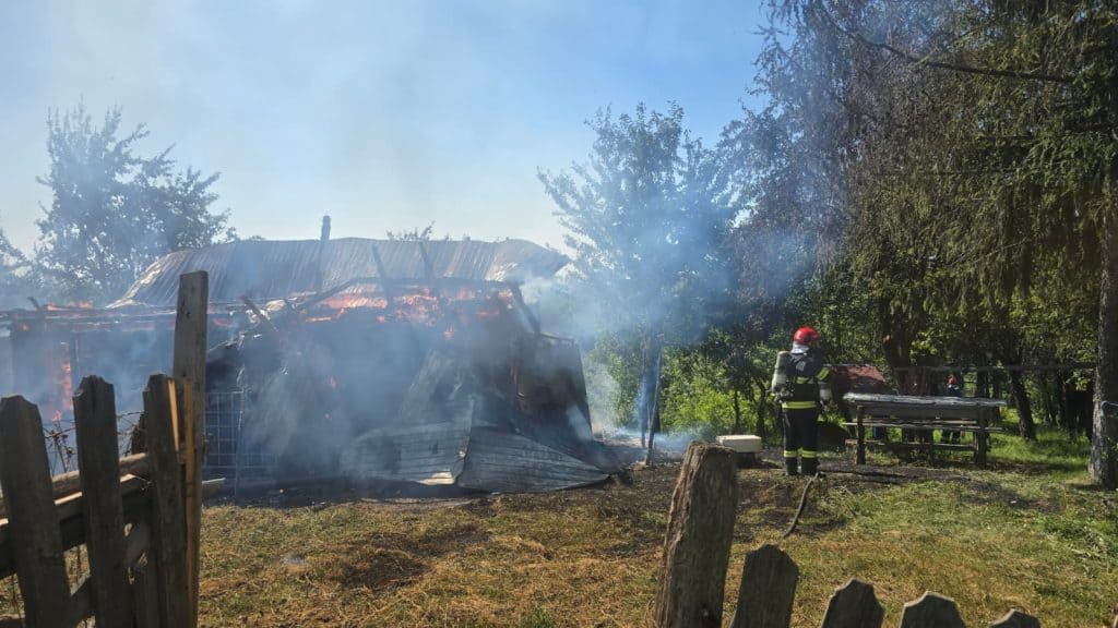 Incendiu violent la Breaza. O casă s-a făcut scrum