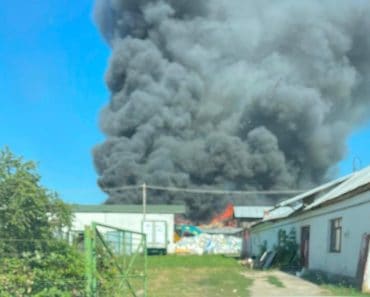 Incendiu violent la un depozit de deșeuri din Băicoi. Intervine și o autospecială cu roboți de la ISU București Incendiu violent la un depozit de deșeuri din Băicoi. Intervine și o autospecială cu roboți de la ISU București