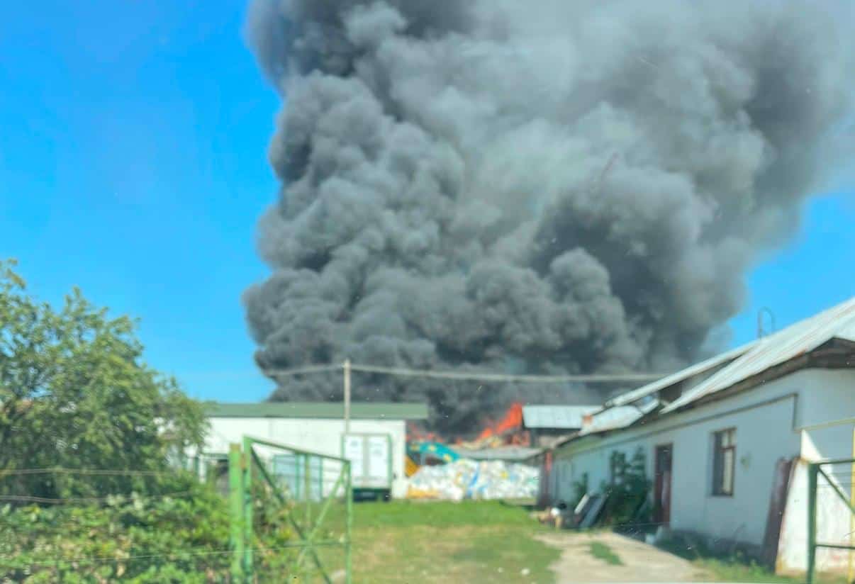 Incendiu violent la un depozit de deșeuri din Băicoi. Intervine și o autospecială cu roboți de la ISU București