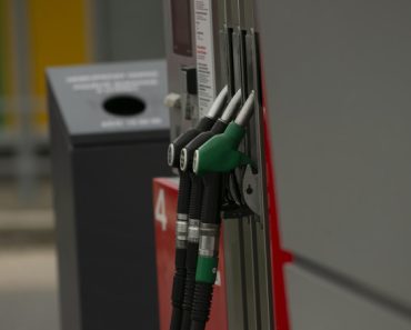 Prețurile la carburanți, sub lupa ANPC. Sancțiuni dure pentru benzinăriile care cresc tarifele după ora 12:00: „Au fost multe nereguli”