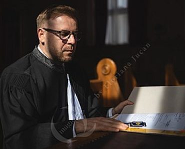 Robe sub asediu. Mihail Udroiu, fost judecător ICCJ: Statul nu apără doar libertăți; apără și pâinea și speranța zilei de mâine, pe când un sistem disfuncțional generează circul drept o compensare la lipsa de pâine Robe sub asediu. Mihail Udroiu, fost judecător ICCJ: Statul nu apără doar libertăți; apără și pâinea și speranța zilei de mâine, pe când un sistem disfuncțional generează circul drept o compensare la lipsa de pâine