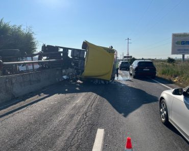 Trafic blocat pe DN1 spre Brasov. Un TIR s-a rasturnat Trafic blocat pe DN1 spre Brasov. Un TIR s-a rasturnat
