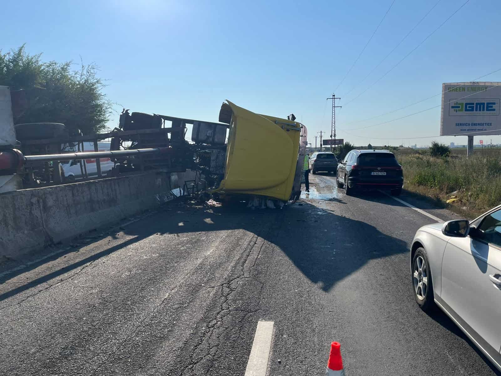 Trafic blocat pe DN1 spre Brasov. Un TIR s-a rasturnat