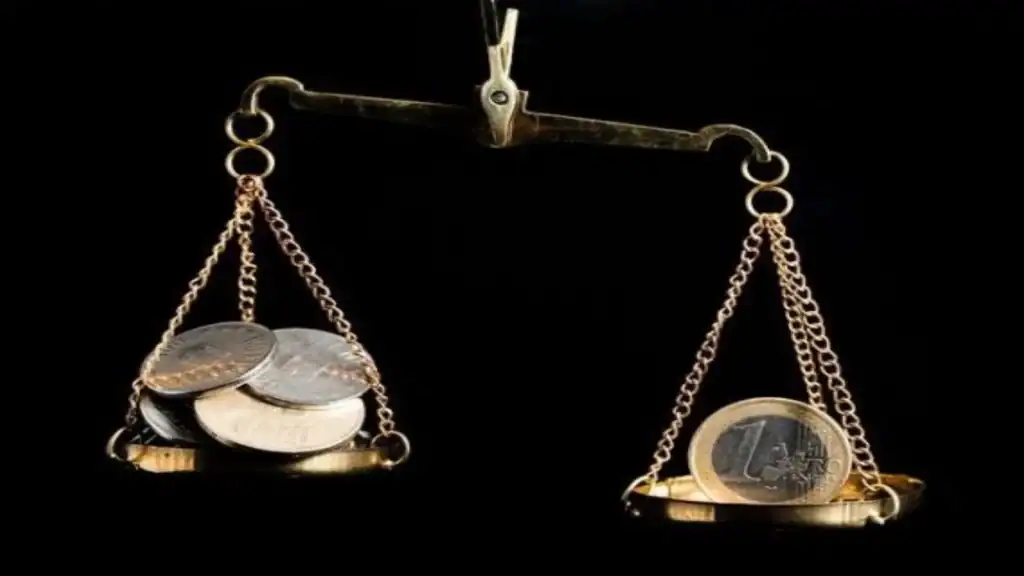 Euro crește în raport cu leul