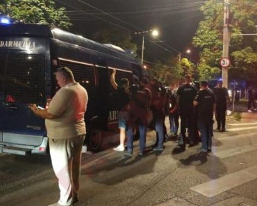 Scandal după meciul Petrolul-Rapid. Peste 30 de suporteri, încătușați și duși la secția de poliție Scandal după meciul Petrolul-Rapid. Peste 30 de suporteri, încătușați și duși la secția de poliție