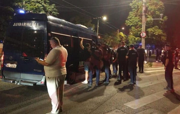 Scandal după meciul Petrolul-Rapid. Peste 30 de suporteri, încătușați și duși la secția de poliție