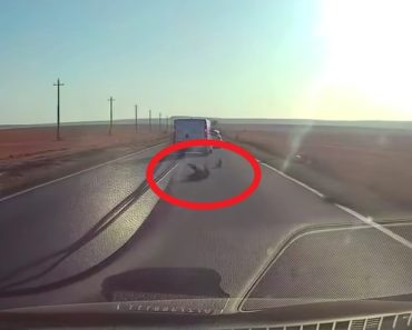 VIDEO: Incident șocant! Un copil cade dintr-o dubă în mers. Ca prin minune, nu a fost lovit de mașini! VIDEO: Incident șocant! Un copil cade dintr-o dubă în mers. Ca prin minune, nu a fost lovit de mașini!