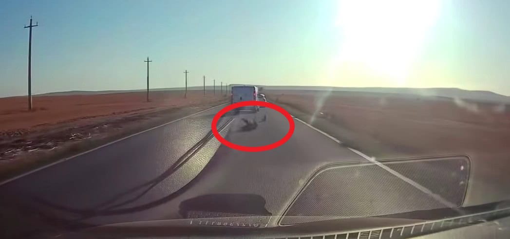 VIDEO: Incident șocant! Un copil cade dintr-o dubă în mers. Ca prin minune, nu a fost lovit de mașini! VIDEO: Incident șocant! Un copil cade dintr-o dubă în mers. Ca prin minune, nu a fost lovit de mașini!