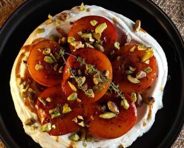 Desert cu piersici și iaurt grecesc – Deliciu aromat și ușor