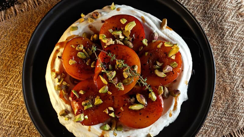 Desert cu piersici și iaurt grecesc – Deliciu aromat și ușor Desert cu piersici și iaurt grecesc – Deliciu aromat și ușor