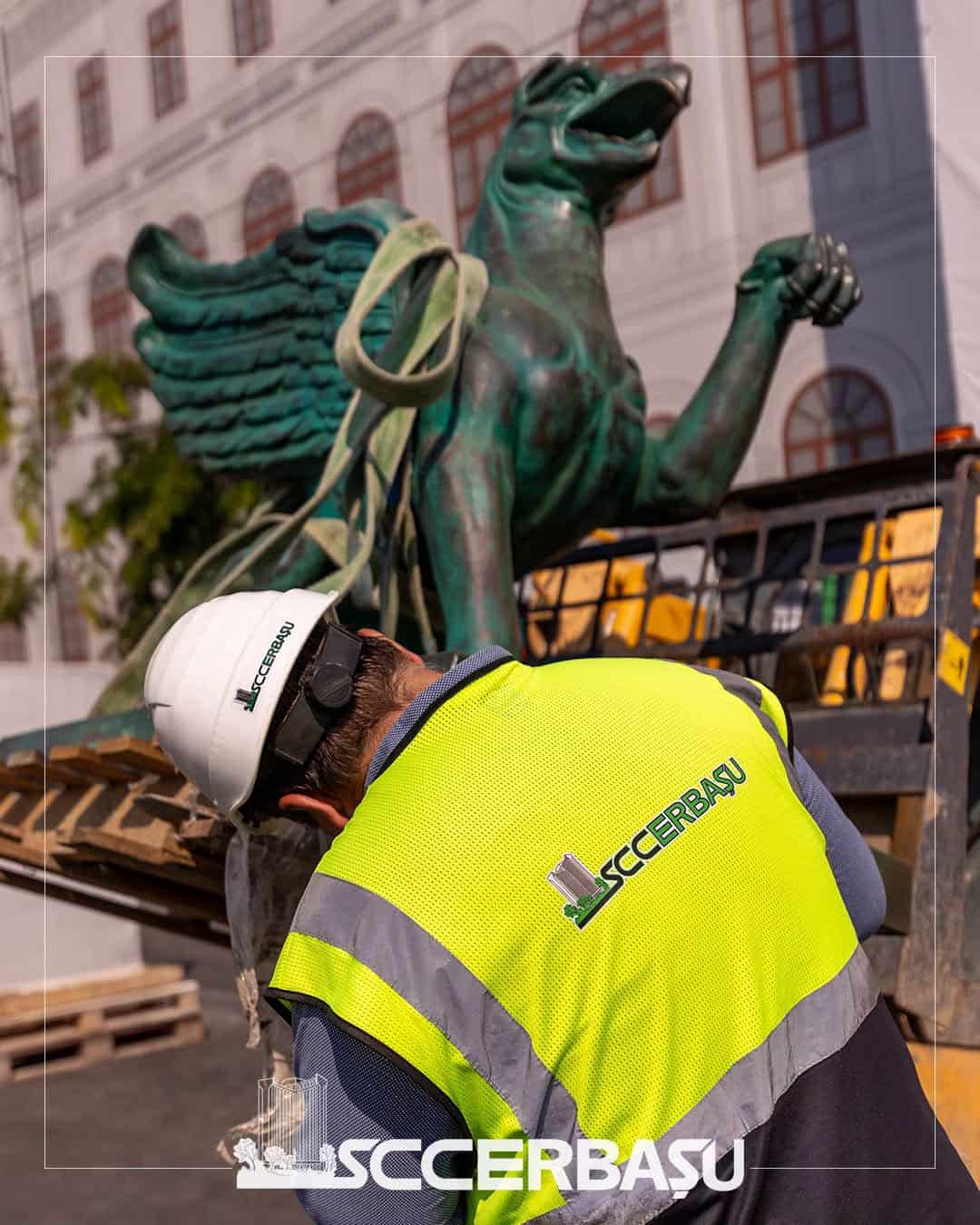 Construcții Erbașu: Moment istoric pentru București. Vulturul și cei doi grifoni și-au regăsit locul pe Palatul Universității Construcții Erbașu: Moment istoric pentru București. Vulturul și cei doi grifoni și-au regăsit locul pe Palatul Universității