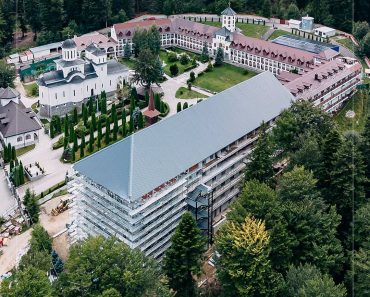 Construcții Erbașu avansează cu lucrările de extindere a Centrului Social – Pastoral „Sfânta Cruce” Caraiman din Bușteni