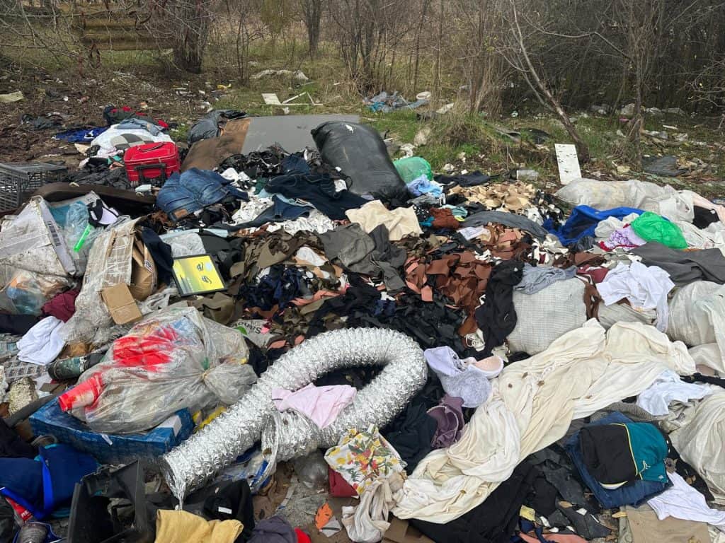 Poliția Locală Ploiești solicită sprijinul cetățenilor pentru identificarea persoanelor care aruncă ilegal gunoaie pe domeniul public