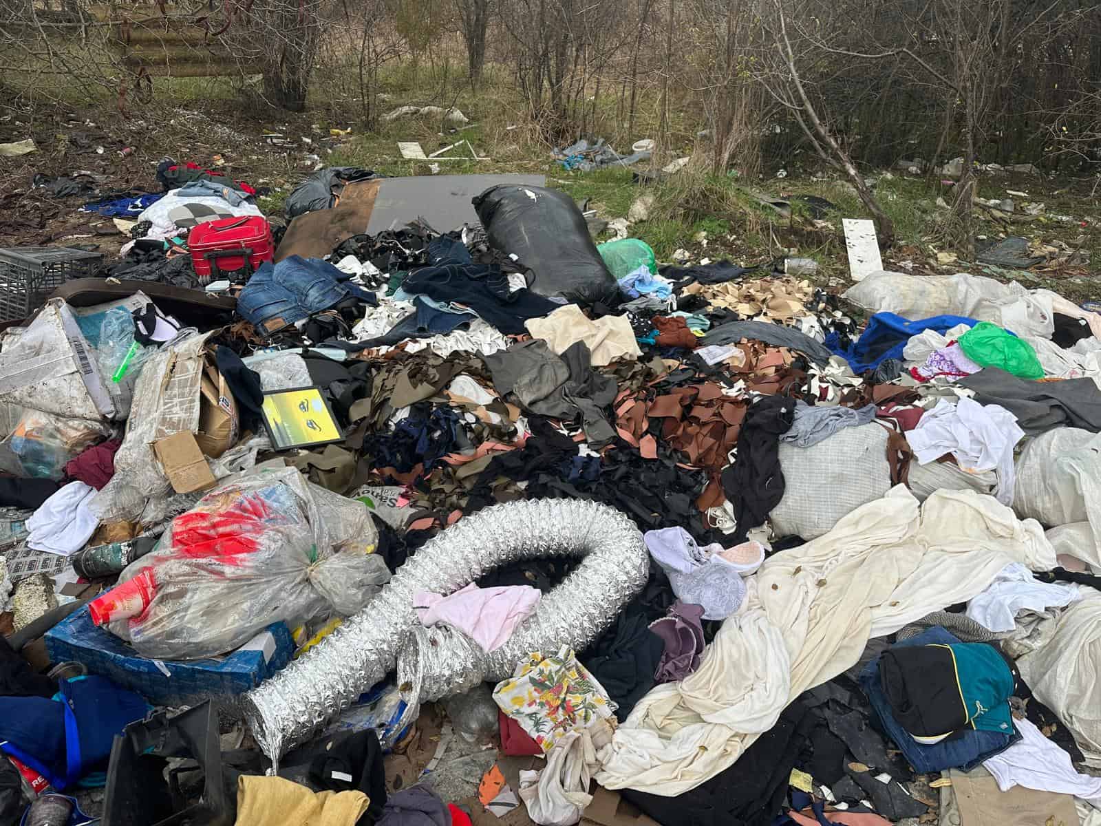 Poliția Locală Ploiești solicită sprijinul cetățenilor pentru identificarea persoanelor care aruncă ilegal gunoaie pe domeniul public Poliția Locală Ploiești solicită sprijinul cetățenilor pentru identificarea persoanelor care aruncă ilegal gunoaie pe domeniul public