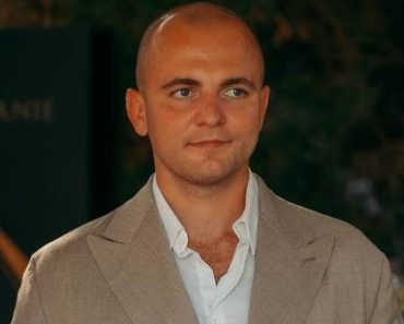 Deputatul Andrei Gușă (AUR): Fabricile se opresc, festivalurile merg. România, condamnată să consume mai puțin pentru că guvernul a produs mai puțin, dar a risipit mult Deputatul Andrei Gușă (AUR): Fabricile se opresc, festivalurile merg. România, condamnată să consume mai puțin pentru că guvernul a produs mai puțin, dar a risipit mult