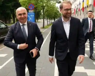 Bolojan nu dă 2 bani pe consilierii PNL! De dragul lui Fritz, Bolojan a blocat negocierile cu PSD și UDMR care ar fi salvat mii de consilierii locali, inclusiv de la PNL, de incompatibilitate. Premierul demis, dispus să reia negocierile dacă legea ANI ajunge la vot final fără „amendamentul Fritz”