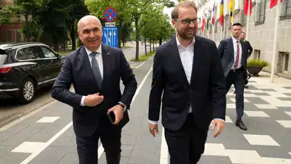 Bolojan nu dă 2 bani pe consilierii PNL! De dragul lui Fritz, Bolojan a blocat negocierile cu PSD și UDMR care ar fi salvat mii de consilierii locali, inclusiv de la PNL, de incompatibilitate. Premierul demis, dispus să reia negocierile dacă legea ANI ajunge la vot final fără „amendamentul Fritz”