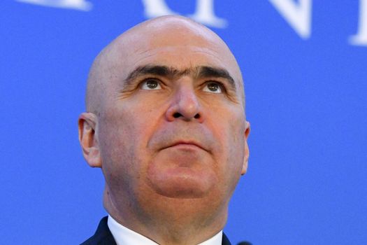Cum face Bolojan economie la curent: „Ajung târziu, nu mai e timp de becuri aprinse” / „Sistemul de aer condiționat nu funcționează la mine”