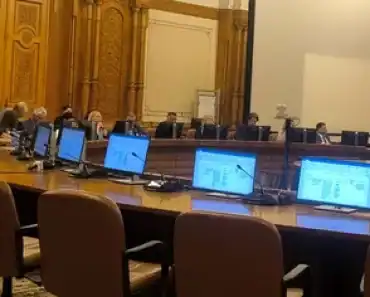 S-a abrogat articolul care trimitea acasă peste 100.000 de consilieri locali şi judeţeni. USR a mai încercat o dată să-l salveze pe Dominic Fritz