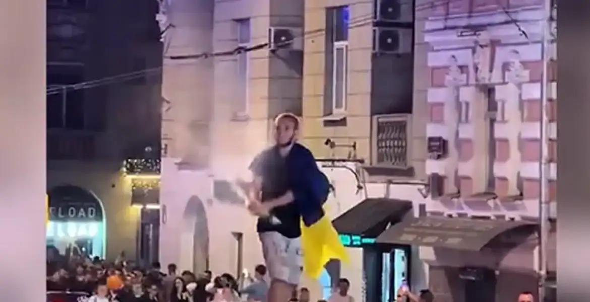 Imagini incredibile din Ucraina. „Baie” cu șampanie, mașini scumpe și un camion transformat în piscină. Cum a petrecut Harkovul de Ziua Orașului, în plin război