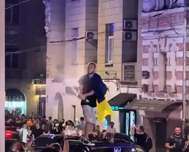 Imagini incredibile din Ucraina. „Baie” cu șampanie, mașini scumpe și un camion transformat în piscină. Cum a petrecut Harkovul de Ziua Orașului, în plin război Imagini incredibile din Ucraina. „Baie” cu șampanie, mașini scumpe și un camion transformat în piscină. Cum a petrecut Harkovul de Ziua Orașului, în plin război