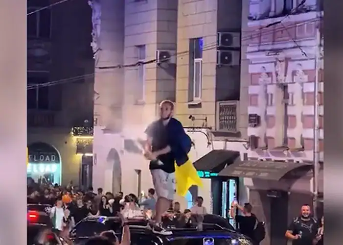 Imagini incredibile din Ucraina. „Baie” cu șampanie, mașini scumpe și un camion transformat în piscină. Cum a petrecut Harkovul de Ziua Orașului, în plin război Imagini incredibile din Ucraina. „Baie” cu șampanie, mașini scumpe și un camion transformat în piscină. Cum a petrecut Harkovul de Ziua Orașului, în plin război