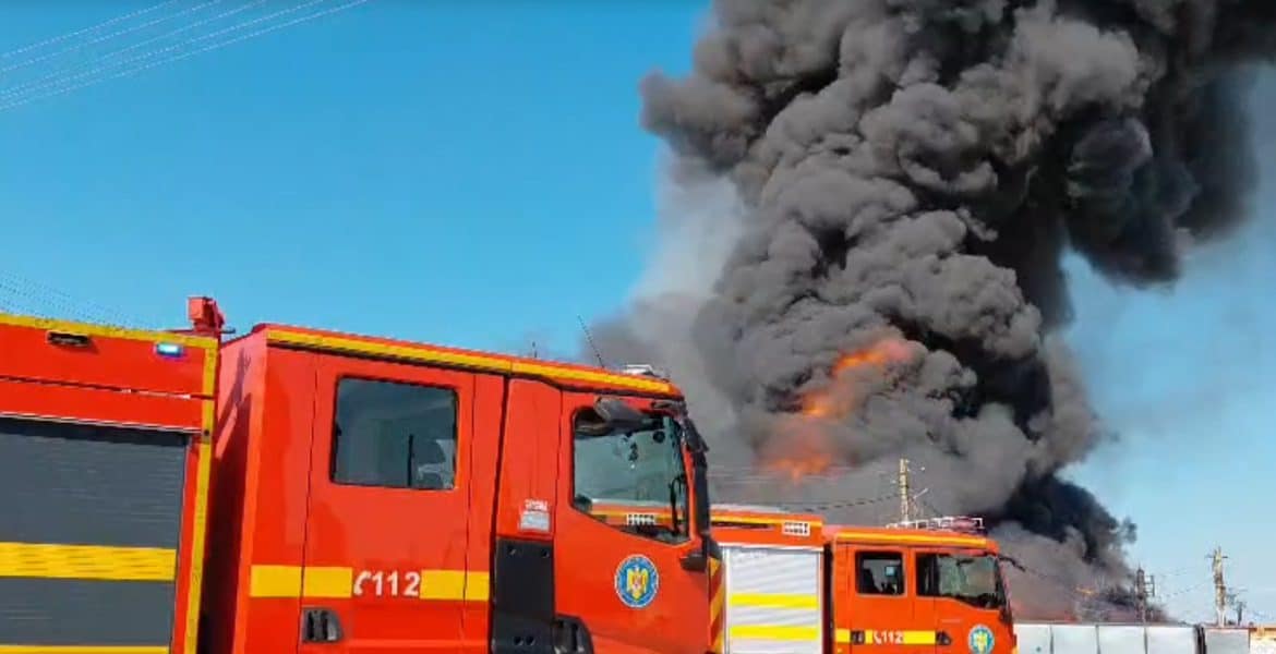 Cauza probabilă a incendiului de la Băicoi. Au ars 32 de tone de mase plastice