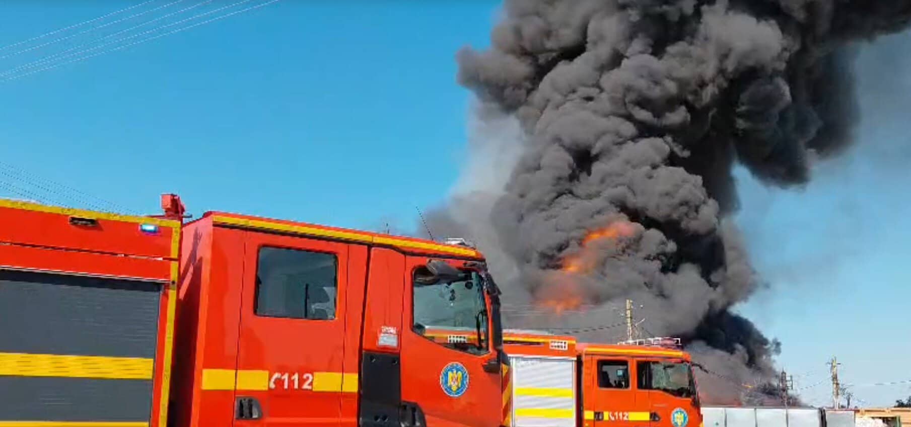 UPDATE VIDEO: Imagini de la incendiul din Băcoi. Arde un depozit de deșeuri din mase plastice UPDATE VIDEO: Imagini de la incendiul din Băcoi. Arde un depozit de deșeuri din mase plastice