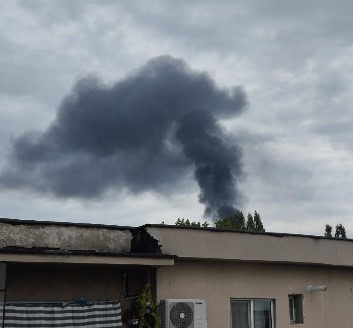 Incendiu la un depozit lângă rafinăria Lukoil! Pompierii intervin pentru stingerea focului