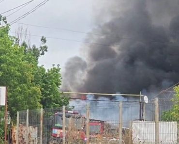 UPDATE VIDEO: Incendiu violent la o hală cu diluanți, lângă Rafinăria Lukoil UPDATE VIDEO: Incendiu violent la o hală cu diluanți, lângă Rafinăria Lukoil