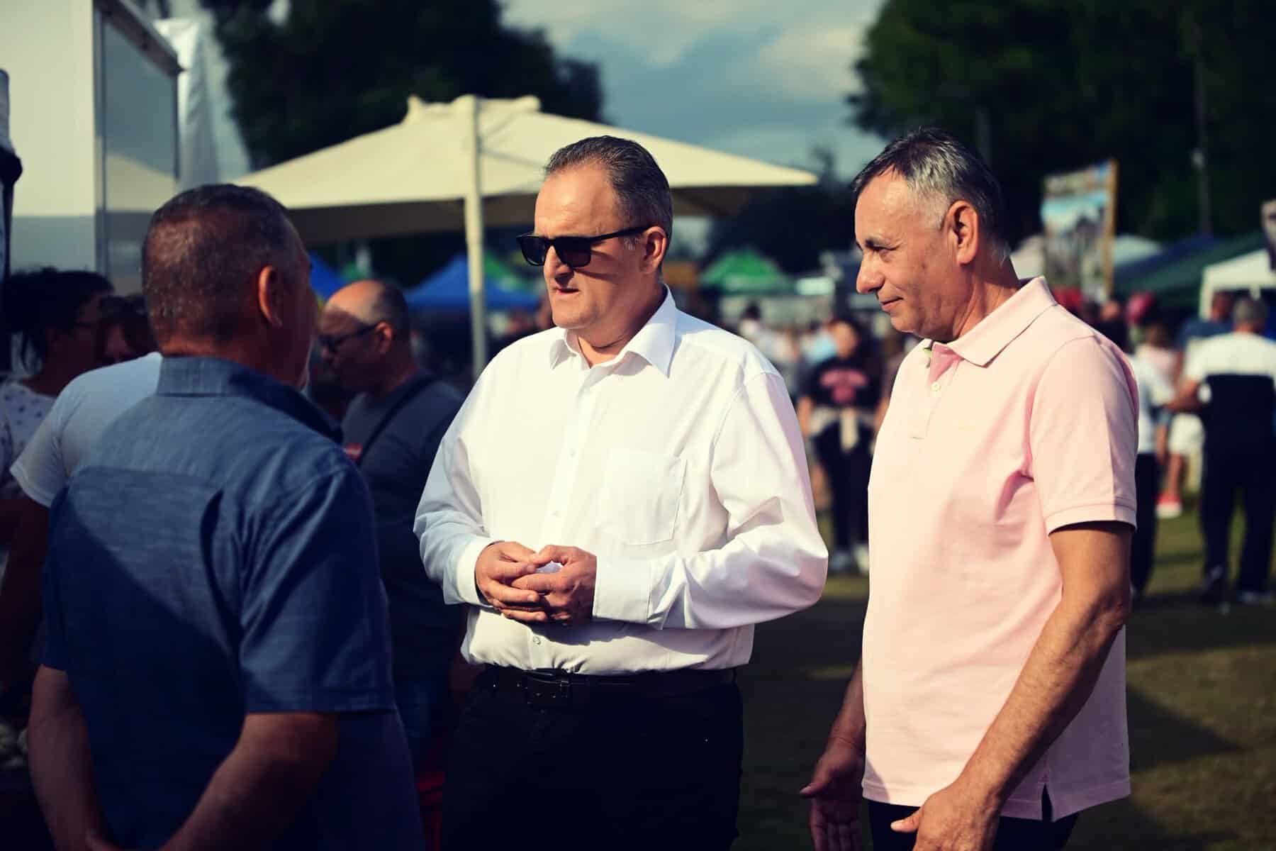VIDEO: Virgil Nanu, la Festivalul Cașcavelei Valea Doftanei: În spate este o comunitate întreagă. Oameni gospodari, tradiții păstrate în familie VIDEO: Virgil Nanu, la Festivalul Cașcavelei Valea Doftanei: În spate este o comunitate întreagă. Oameni gospodari, tradiții păstrate în familie