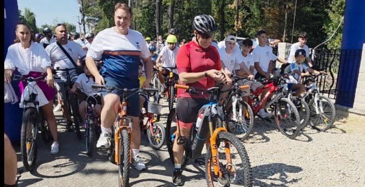 VIDEO: Drumul lui Bachus începe la Tătaru! Virgil Nanu și sute de bicicliști, la inaugurarea primului traseu de MTB din Ținutul Vinului