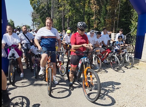 VIDEO: Drumul lui Bachus începe la Tătaru! Virgil Nanu și sute de bicicliști, la inaugurarea primului traseu de MTB din Ținutul Vinului