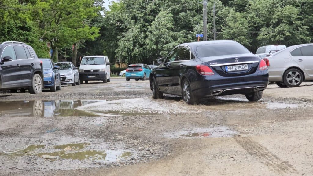 Spitalul Județean Ploiești cere de ani buni o soluție pentru parcări. Terenul viran este al Primăriei Ploiești