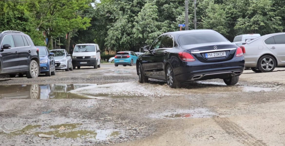 Spitalul Județean Ploiești cere de ani buni o soluție pentru parcări. Terenul viran este al Primăriei Ploiești