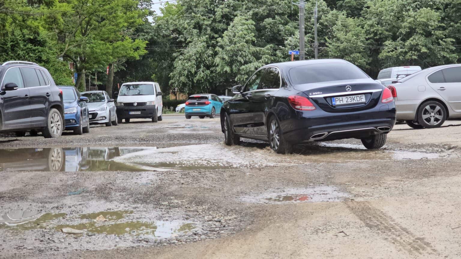 Spitalul Județean Ploiești cere de ani buni o soluție pentru parcări. Terenul viran este al Primăriei Ploiești Spitalul Județean Ploiești cere de ani buni o soluție pentru parcări. Terenul viran este al Primăriei Ploiești