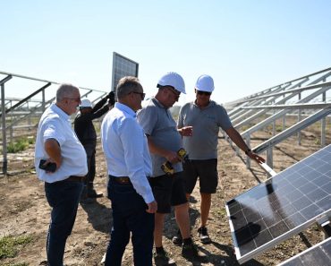 Parcurile fotovoltaice de la Bărcănești în cifre: Puterea cumulată și valoarea investiției Parcurile fotovoltaice de la Bărcănești în cifre: Puterea cumulată și valoarea investiției