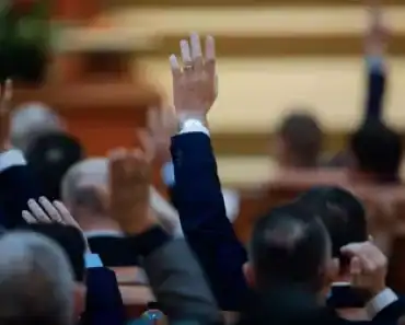 Peste 900 de foști parlamentari încasează pensii speciale. 154 de dosare noi au fost aprobate după o decizie CCR din 2023. Cât ne costă lunar