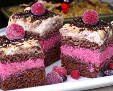 Desert prajitura cu fructe de padure Desert prajitura cu fructe de padure
